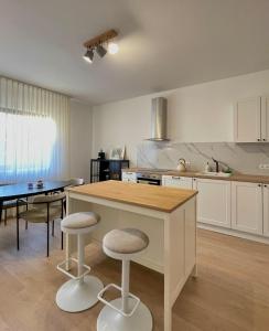 una cucina con isola con due sgabelli da bar di Ferienwohnung Rhönchalet a Gersfeld