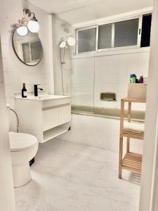 Koupelna v ubytování 2BR Seafront Apt in center with community pool