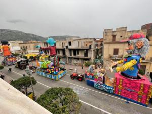 Eine Gruppe Spielzeuge auf einer Stadtstraße während einer Parade in der Unterkunft Street316 in Cinisi
