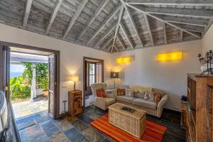 una sala de estar con un sofá y una mesa en Casa Los Morros, en Tazacorte 11 fotos más