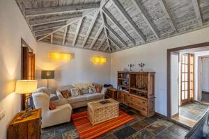 una sala de estar con un sofá y una mesa en Casa Los Morros, en Tazacorte