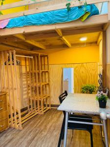 Zimmer mit einem Tisch und einem Etagenbett in der Unterkunft Casa Elias Hostel in Valparaíso