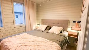 ein Schlafzimmer mit einem Bett in einem Zimmer mit einem Fenster in der Unterkunft Saltviks Stugby & Camping in Grebbestad