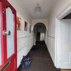 Fantastic Location! في دبلن: ممر فارغ مع باب أحمر وممر به ممر