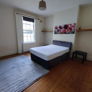 Fantastic Location! في دبلن: غرفة نوم بها سرير في غرفة بها نافذة