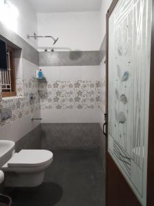 ein Badezimmer mit Toilette und Waschbecken in der Unterkunft Retreat Rivera where Serenity Meets the River in Green Island + 24 Fotos