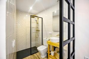 un bagno con un water e un lavandino di Remedios 49 a Vejer de la Frontera Altre 24 foto