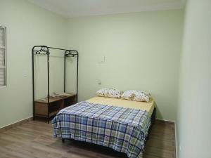 Studio no Centro de Foz Até 6 Hóspedes في فوز دو إيغواسو: غرفة نوم مع سرير وبطانية ومرايا