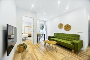 un soggiorno con un divano verde e un tavolo di Remedios 49 a Vejer de la Frontera