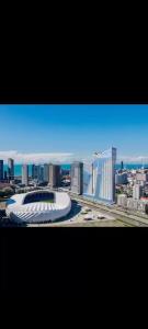 Nespecifikovaný výhled na destinaci Rustavi nebo výhled na město při pohledu z apartmánu + 1 fotografie