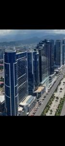 Nespecifikovaný výhled na destinaci Rustavi nebo výhled na město při pohledu z apartmánu