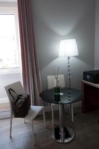 ローマにあるOpera House Guest, Roma centro storicoのテーブル、椅子、ランプが備わるお部屋