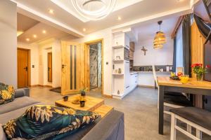 Χώρος καθιστικού στο Two Bedroom Apartment with Terrace- Tatra View - Księżycowe Apartamenty SPA - 24d-1