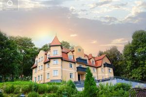 Ogród w obiekcie Wonder Home - Apartament blisko Ski Arena, szlaków turystycznych i Kościółka Wang