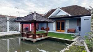 a gazebo in the backyard of a house at Pondok Sukamanah Tasik in Tasikmalaya