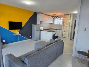 ein Wohnzimmer mit Sofa und eine Küche in der Unterkunft 12-0-ONE on 10 South Beach in Durban + 16 Fotos