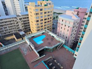 eine Luftaufnahme eines Gebäudes mit einem Swimmingpool in der Unterkunft 12-0-ONE on 10 South Beach in Durban
