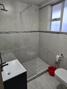 ein Badezimmer mit Dusche, Waschbecken und Toilette in der Unterkunft 12-0-ONE on 10 South Beach in Durban
