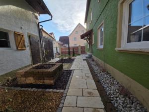 an alley between two buildings with a green wall at Zum grünen Häusle in Kolitzheim