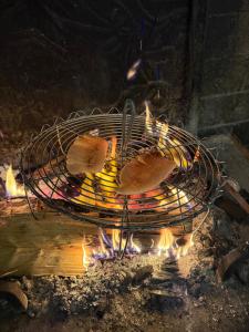 una griglia con hot dog sopra un fuoco di Domaine du Bérange a Saint-Geniès-des-Mourgues