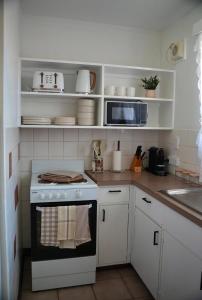 Кухня или мини-кухня в Harbour Lane Stay
