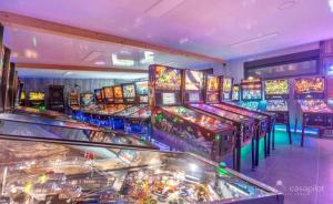 een rij flipperkasten in een casino bij Dôme du levant in Holving