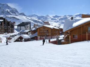 a group of people skiing on a snow covered mountain at Valset Appartements VTI in Val Thorens