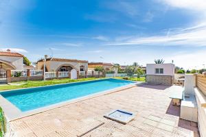 una piscina nel cortile di una villa di Villa Daniela a Almería