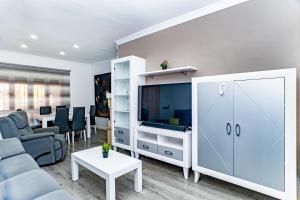 un soggiorno con un divano e una TV di Villa Daniela a Almería