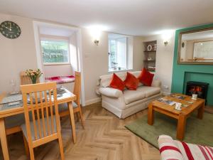 een woonkamer met een bank en een tafel bij The Old Dairy in Richmond