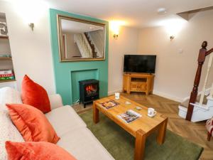 een woonkamer met een bank en een tafel bij The Old Dairy in Richmond