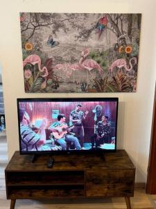 einen Flachbild-TV auf einem Holztisch in der Unterkunft 2 Soul Appart in Dresden