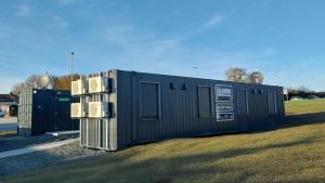 a black trailer sitting on the grass in a field at Roatel Wörnitz A7 my-roatel-com in Wörnitz
