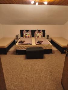 una camera con un letto e due letti singoli di Haus Kraus a Bayerisch Eisenstein Altre 88 foto