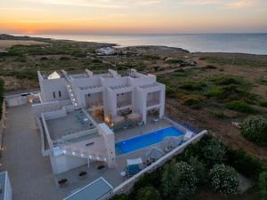 托雷桑塔萨宾娜Villa Regina Sul Mare的白宫与大海的鸟瞰图