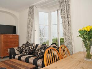 una sala de estar con un sofá y una mesa en Violet's Rest, en Exeter