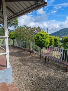 dos bancos sentados junto a una valla con flores en Aden Valley, en Kanthalloor