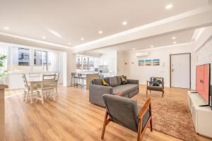 コスタ・ダ・カパリカにあるGuestReady - Cozy Beachside Retreatのソファとテーブルと椅子のあるリビングルーム