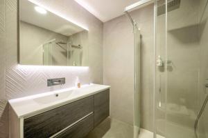 コスタ・ダ・カパリカにあるGuestReady - Cozy Beachside Retreatの洗面台とシャワー付きのバスルーム