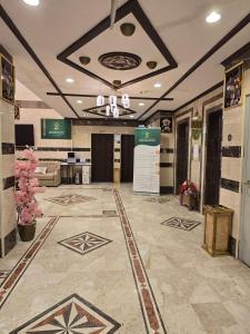 a lobby with a tile floor and a ceiling at فندق مهوى الفؤاد 1 ذاخر توصيل مجاني للحرم Mahwa Alfoad 1 Hotel free bus to Haram in Mecca