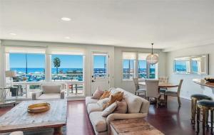 Χώρος καθιστικού στο Oceanfront Six-Bedroom Estate With Expansive Coast-to-Coast Views