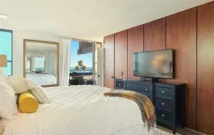 Ένα ή περισσότερα κρεβάτια σε δωμάτιο στο Oceanfront Six-Bedroom Estate With Expansive Coast-to-Coast Views