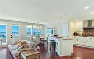 Η κουζίνα ή μικρή κουζίνα στο Oceanfront Six-Bedroom Estate With Expansive Coast-to-Coast Views