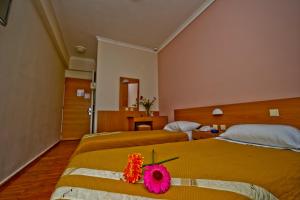 Postel nebo postele na pokoji v ubytování Adonis City Hotel