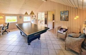 una stanza con tavolo da ping pong e sedie di Nice Home In Løkken a Lyngbytorp