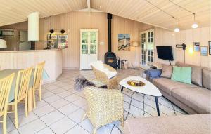 un soggiorno con un divano e un tavolo di Nice Home In Løkken a Lyngbytorp