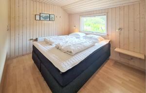 un letto grande in una stanza con una finestra di Nice Home In Løkken a Lyngbytorp