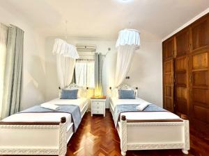 Ένα ή περισσότερα κρεβάτια σε δωμάτιο στο Libra Holiday Suites