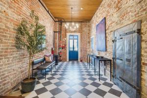 a room with a brick wall and a floor with a plant at The Ray Soulful King Studio Pool in Jacksonville