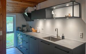 Кухня или мини-кухня в 3 Bedroom Gorgeous Home
